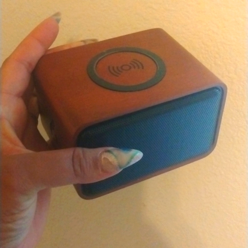Leadsworld Wooden Bluetooth wireless 🛜 speaker 🔊 with charging station